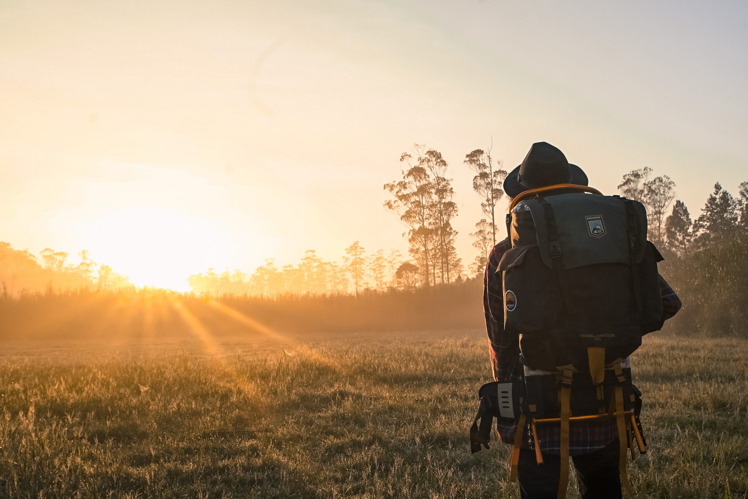 slow tourisme backpack paysage sunset